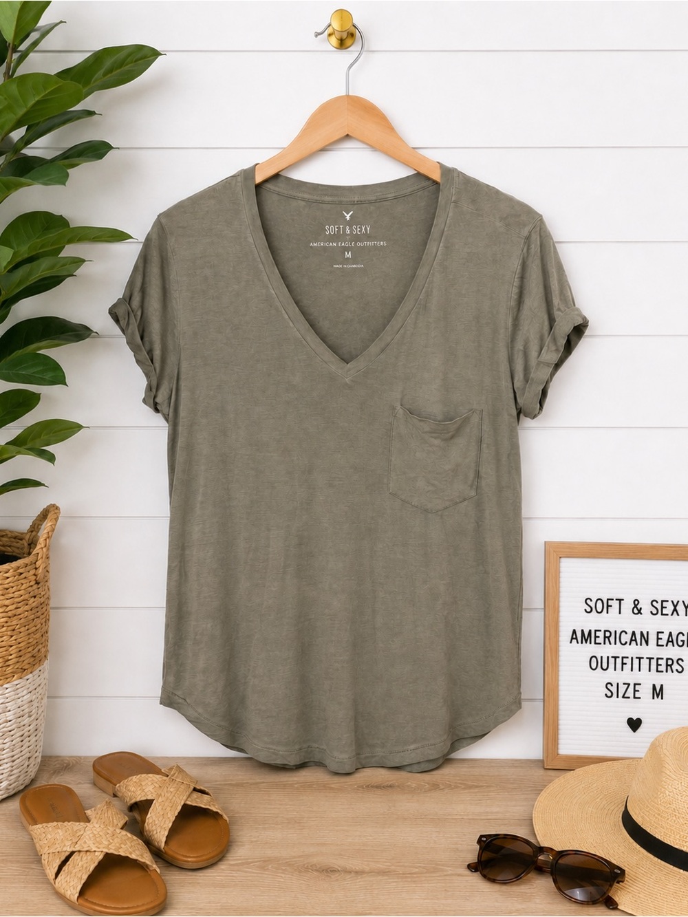 💚 American Eagle Soft & Sexy Olive V-Neck Pocket Tee Size M Relaxed Top